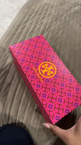TikTok made me do it 🫣 and i loveeee them las famous tuuuuurrryyy (tory) burchhh sandals 🩴 estan super cute! 💁🏻‍♀️  #toryburch#betoryburchandals #toryburchshoes #toryburchholiday22 