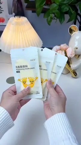 Anyone who are sweaty feet and smelly feet should try this disposable portable deodorizing shoe patch. It has a light herbal scent and can also be placed in the shoe cabinet #deodorizing #antibacterial #shoedeodorizing #foryou 