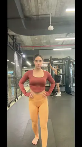 Simple split🧘‍♀️#yoga #splits #dubai #Fitness #yogagirl #workout #stretching 