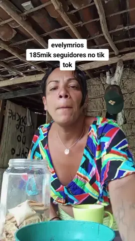 bom dia tomando café i agradecendo há minha seguidora 