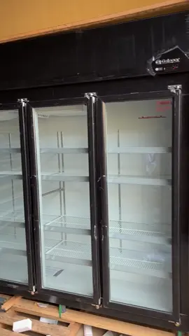 Transforme a forma como apresenta produtos frescos! 🧀🥤 Nosso Refrigerador Vertical Auto Serviço GEAS-5P é a escolha de quem entende de qualidade e sofisticação. Com temperatura estável de -2 a +10°C, degelo automático e controle digital, seus produtos estarão sempre no ponto perfeito para o consumo. 💡 Além de eficiente, seu design elegante com iluminação LED e portas de vidro duplo temperado dá o destaque que suas bebidas e laticínios merecem. E com prateleiras ajustáveis, adapte-se a qualquer necessidade do seu negócio! 🛍️ Invista na experiência do seu cliente e veja as vendas crescerem. #RefrigeradorGEAS5P #ExposiçãoElegante #ConservaçãoEficiente