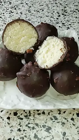 حلوة الكوك و حليب مركز محلي بدون فرن في خمس دقائق سهلة وبسيطة كدوب فالفم والمداق روووووعة😋❤️ المكونات: نصف كيلو كوك  علبة حليب مركز محلي شكولاتة كاوكاو للتزيين #حلوة_الكوك #حلوة_الكوك_نيسلي #رافيلو #حلوة_سهلة #حلوة_العيد #حلوة_لذيذة_اقتصادية #explore #اكسبلور #اكسبلور_تيك_توك 