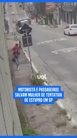 Um motorista e passageiros de um ônibus salvaram uma mulher que estava sendo obrigada a acompanhar um homem que portava um objeto perfurante no bairro de Vila das Mercês, na zona sul de São Paulo. O caso é investigado pela Polícia Civil como tentativa de estvpro. #uol #tiktoknotícias #crime #sp