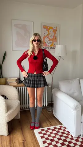 IG: Linda.sza 🍎🎀 #redforfall #lizziemcguire #outfitrepeating #fallfashiontrends 