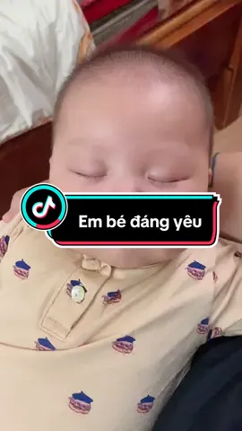 Các cô chú ơi... các cô chú có yêu con hông??? 🥰🥰 #reviewmevabe #embe #embedangyeu #embetiktok #babytiktok #khoanhkhacdangyeu #xuhuong 