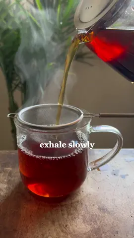 Pause for a cup of tea with me? Today we're making English Breakfast, a warm, robust black tea that's perfect for chilly fall weather. #looseleaftea #englishbreakfast #maketeawithme #asmr #aestheticdrinks #homecafe #teaasmr