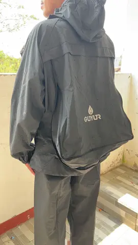 tetap kering di saat hujan dengan jas hujan guyur