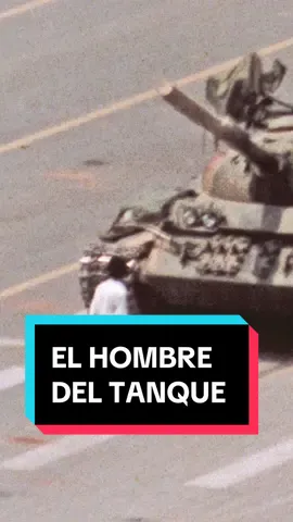 La famosa fotografía del hombre del tanque en 1989, en la Plaza de Tiananmen, en Pekín. Del fotoperiodista Jeff Widener. #fotografia #historiadelafotografia #fotoperiodismo #fotoperiodista #china #jeffwidener #worldpressphoto 