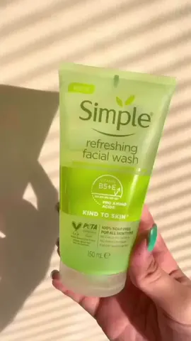 ### **غسول للوجه منعش من ماركة Simple.** ### **الفوائد الرئيسية:** تنظيف منعش: يوفر تنظيفًا عميقًا ومنعشًا للبشرة، مزيلًا الأوساخ والزيوت دون تجفيف البشرة. ترطيب البشرة: معزز بمكونات ترطيب طبيعية لترك البشرة ناعمة ومرطبة. للبشرة الحساسة: تركيبة خفيفة خالية من العطور والألوان الصناعية، مثالية للبشرة الحساسة. فيتامينات للبشرة: معزز بفيتامينات مغذية تساعد في تحسين صحة البشرة ومظهرها. ### **طريقة الاستخدام:** بللي الوجه، ثم ضعي كمية مناسبة من الغسول ودلكي الوجه بحركات دائرية. اشطفيه بالماء الدافئ. يُستخدم صباحًا ومساءً. ### **مميزات المنتج:** خالٍ من المواد المؤذية مثل البارابين والكبريتات. يتميز بتركيبة pH متوازنة تحافظ على صحة البشرة. الحجم: 150 مليلتر. #غسول_للوجه #اصلي #طبي #الجميع_انوع_البشر #اايكسبلوووررر #جمال #نضاره #عنية #حل_جميع_مشكال#كوني_مميزه #منشن #زرقاء_اليمامة #اكسبلورexplo 
