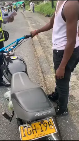 Ay tioooo🤣🤣 #humor #paratii  #motoscolombia #ax100 #moteros #memes