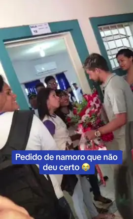 Pedido de namoro que nao deu certo #namoro #school #Relationship #couple #casal #adolecente #memes #memebrasil #fyp #rosas #chocolate 