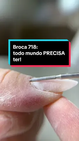 Se eu pudesse definir esse vídeo em uma palavra, seria: satisfatório!  . A estrela do nivelamento perfeito é a nossa broca diamantada 718, de longa resistência e durabilidade. Elas são esterilizáveis e produzidas em em aço inoxidável, ou seja, não enferrujam!  . Ainda não trabalha com essa perfeição em mesa? Vem adquirir a sua agora mesmo!  . Vídeo: Luana Barbosa #daledistribuidora #brocadiamantada #brocacuticula #brocaparacuticula #brocauhu #broca718 #brocaareacuticula #brocaunhadegel