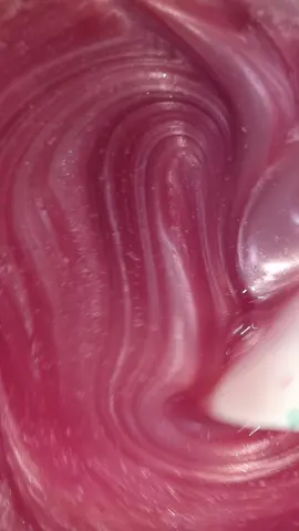 😯 Produza um sabonete líquido comigo 🫶 Vem acompanhar a produção,  descobrir conhecimentos que só o mundo do lado de cá de quem produz proporciona. O produto já esta no site, link na bio 🏃‍♀️ #soap #naturalcosmetics #cosmeticosnaturais #cosmeticanatural #vegano #artesanal 