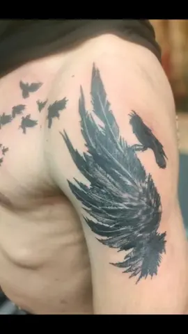 tatuaje de ala de cuervo en el brazo y pecho.#gomitattoo #jarautarabiosatattoo #black #tatuaje #iruñatattoo #jarautarabiosatattoo #tatuajespamplona #