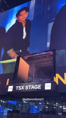 BTS’ Jungkook makes fans go wild at Times Square in New York City this evening. Jungkook surprised fans with an impromptu performance of his debut album GOLDEN on the newly constructed TSX stage in Times Square. (🎥) @elderordonez1 #jungkook #bts #jimin #jin #jhope #suga #taehyung #rm #v #btsarmy #jeonjungkook #kpop #army #namjoon #kimtaehyung #parkjimin #bangtanboys #bangtansonyeondan #minyoongi #bangtan #yoongi #elderordonez1 #nyc #newyork
