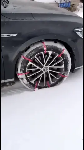Tire snow chain 🔗 link in bio 🛒 #ice #sliding #car #snow #chain #tiktokmademebuyit #lifehacks 