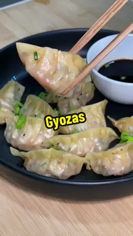 Gyozas caseras ❤️🥟🥟 Ingredientes : 1 zanahorita, 2 ramas de apio, 3 ajos,1/4 de jengibre, 1/4 de cebllla, 300g de camaron, cebollín. 2 cucharada de soya, 1 de vinagre de arroz, 1/4 de aceite de ajonjolí, sal y sriracha al gusto. Pasta wonton.  #Receta #recetasfaciles #comida #comidatiktok #andresgallegos 
