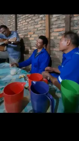 jadi jangan salah Paham,Lapo tuak itu hanya pelampiasan kesuntukan dan kejenuhan beban yg dipikul,bukan buat mabuk2an 😁 melainkan mempertajam Bakat#FiturSuaraTikTok  #marende #musik #tobanese #toba #musikindonesia #batak #duet #family #memories #ngakak #lawak #koorama #kooramahkbp 