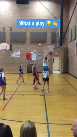 Amazing teamwork 🤣 (via adds_bills_15/IG) #basketball #dunk #teamwork #funny 