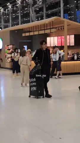 Joong turning airport as a runway😍 #joongdunk #dunknatachai #joongarchen 