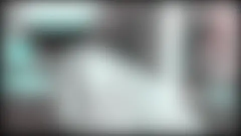 HUDA-HUDA(TOPING-TOPING) SIMALUNGUN. Huda-Huda (Toping-Toping) merupakan tradisi yang berupa tarian yang dipentaskan pada saat upacara kematian. Huda-Huda berasal dari Kabupaten Simalungun, Sumatera Utara. Dipentaskan pada saat upacara kematian, bertujuan untuk menghibur keluarga yang sedang berduka dan para pelawat.  Sejarah tentang Huda-Huda bermula dari kisah kerajaan Simalungun.Dikisahkan pada zaman dahulu di sebuah kerajaan sedang berduka, karena anak tunggal dari sebuah keluarga kerajaan meninggal dunia. Sang Ibu, tak rela bila anaknya harus dikubur, hari-harinya dipenuhi rasa sedih. Rakyat di kerajaan pun mendengar kabar tersebut, dan ikut mencari cara untuk menghibur para keluarga raja, terutama permaisuri. Para rakyat pun berkumpul di suatu tempat kemudian menciptakan bermacam-macam gerakan lucu, ada yang membuat topeng seperti monyet. Pada akhirnya, mereka pun memberanikan diri tampil di depan istana. Raja ternyata melihat gerakan tari yang ditampilkan dan merasa tertarik serta sangat terhibur. Karena mendengar keramaian yang telah ada di halaman istana, sang permaisuri merasa senang dan sangat menikmati pertunjukkan tersebut. Dikesempatan inilah, sang Raja akhirnya dapat memberi perintah untuk segera memakamkan anaknya. Sejak saat itu, pertunjukkan tari topeng atau Huda-Huda mulai ditampilkan. #viral #fyp #huda-huda #simalungun #gual #dukacita 