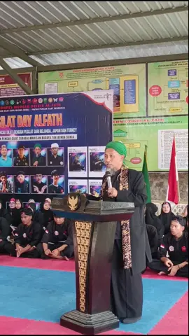 Kemeriahan Acara Silat Day Al Fath Dan Saresehan Pencak Silat Bersama Para Pesilat Dari negara Belanda🇳🇱 Turkey🇹🇷 dan Jepang🇯🇵#ponpesdzikiralfath #pencaksilatindonesia #pssangmaungbodas #silatday #senibudaya #cambukapi #jurusgolok #boles #lisungngamuk #golokkalapetok #pertunjukansilat #sangmaungbodas 