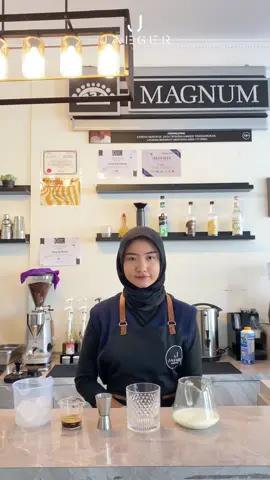 kapan lagi minum yang seger seger dibikinin sama yang maniss🤩 #coffee #coffeeshopjaktim #barista #baristalife #baristaproblems #baristatok 