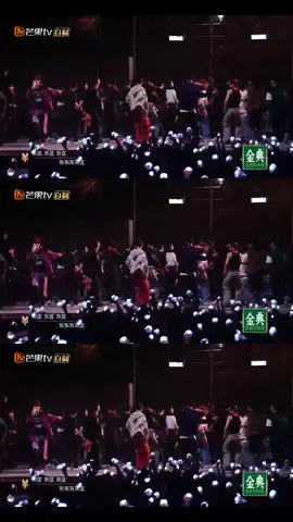 #CallMeByFireS3Finale🔥#Wangyaoqing#UpLee#ESO#HamYu#DerekMa#JawnHaDressed in hip-hop, the dance scene is full of energy! Unlock more exciting content on #MangoTV!#披荆斩棘3#王耀庆#阿璞#瘦子ESO#俞灏明#马晓龙#何展成