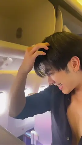 หล่อจนผีบนเครื่องหมั่นใส้ หล่อจนหัวโขกชั้น 🤣 - @MilePhakphum #MilePhakphum #มาย #มายภาคภูมิ #มายภาคภูมิร่มไทรทอง #fyp #foryou #อย่าปิดการมองเห็น #ฟีดดดシ #vairal 