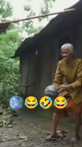 Waduh bolanya nyasar kerumah tetangga 😂😂 #videolucu #lucu #lucungakak 