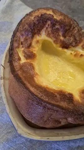 Млинець голандська крихітка Інгредієнти: Яйця - 3 шт Цукор - 1 ст.л. Борошно - 4 ст.л. Сіль - дрібка Молоко - 180 мл Масло - 10 грамів Ваніль Що робити: Ввімкнути духовку до 200-220 градусів з порожньою формою - форма має бути добре прогрітою.  Яйця збити з цукром і сіллю. Додати борошно, ваніль і трохи підігріте молоко. Все добре змішати. Коли духовка нагріється, дістати швидко форму, змазати маслом, вилити суміш в форму і поставити пектись на 20-30 хвилин до рум’яності.  Коли млинець печеться, спостерігати за магічним перетворенням. Посипати пудрою, їсти з улюбленими смаколиками - варенням, згущеним молоком. Смачного смачненького! #млинець #рецептмлинців #голанськакрихітка #млинецьвдуховці #млинцірецепт #сніданок #рецептсніданку #фудблог #рецептиукраїнською #дитячірецепти #рецептидлядітей 