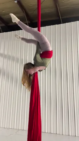 When i trained in London i was showed this lil sequence and forgot about it ngl, met some cool talented people there they were all so sweet #aerialist #london #aerialsilks 