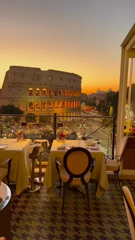 Cena romántica con un paisaje maravilloso 🤩 #colosseo_roma #coliseo #roma #italia #italy🇮🇹 #europa 