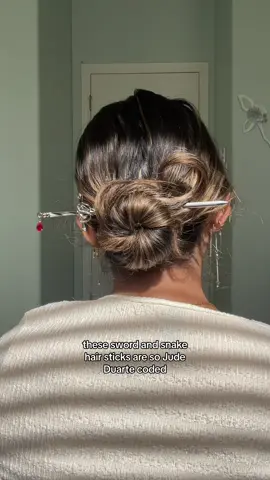 theyre so fantasy book i couldnt resist getting them #reader #fantasy #fantasyromance #thecruelprince #bookishthoughts #judeduarte #cardangreenbriar #BookRecommendations 