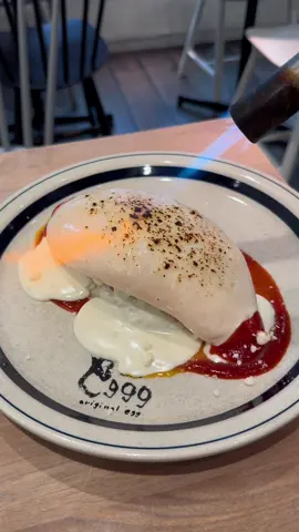 チーズ好きにはたまらない！ぷるぷるのオムレツと濃厚な4種類のチーズで作るクワトロチーズオムライス！#東京グルメ#japanesefood #tiktokfood  📍eggg Cafe国分寺 東京都国分寺市本町2-12-4 ユーリービル 3F