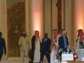 لحظة دخول صاحب السمو الملكي الامير محمد بن سلمان بن عبدالعزيز آل سعود الى مقر القمة العربية الأفريقية  #القمة_العربية_الافريقية #القمة_العربية #القمة #محمد_بن_سلمان #السعودية_العظمى #fyp #MBS #mohammedbinsalman #saudiarabia 