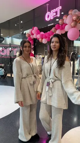 Welches Outfit findet ihr besser? Team Saima oder Team Chanel 😱 Schreibt es in die Kommentare ⬇️💜 #premiumchaya #ffm #fy #fyp #zweiteiler #myZeil #beliebte #OFT #viral #frankfurt #oftenttäuschtnie #2stock #neueröffnung #influencer #chanel #saima @❥𝐒𝐚𝐢𝐦𝐚 @𝑪𝒉𝒂𝒏𝒆𝒍 ☁️ 