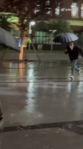 Cảnh đầy đau thương của Giang Thành Ngật và Lục Yên khi chia tay dưới mưa 8 năm về trước😭😭 #hoangcanhdu #johnny黄景瑜 #huangjingyu #tonthien #dongchi #trending #xh #xuhuongtiktok 