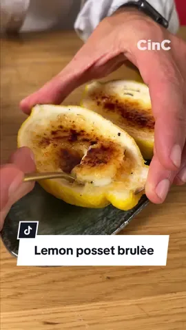 LEMON POSSET BRULÈE 🎵 Mettimi questi limoni in mano🎵 Oggi il Maestro @Andrea Navone ha cucinato per noi a ritmo di musica, e ci ha proposto una ricetta del Lemon Posset super semplice ma pazzesca! Sei pronto a far ballare le tue pupille gustative? 💃🏼🕺🏻 🕐Tempo di preparazione: 10 minuti 🕐Tempo di cottura: 10 minuti 🕐Tempo di riposo: 3 ore 😊Difficoltà: Facile  🍽Dosi: Per 4 persone 🤑Costo: Basso Ingredienti: Limoni, 4; Panna fresca, 400 ml; Zucchero, 100 g; Succo di limone, 90 g; Scorza di limone, q.b. ; Bacca di vaniglia, 1; Zucchero di canna grezzo, q.b. - #ChefinCamicia #AmazingFood #GoodFood #ItalianFood #Lemon #Limone #LemonPossetBrulee #dessert #RicetteSemplici #CucinaConTikTok 