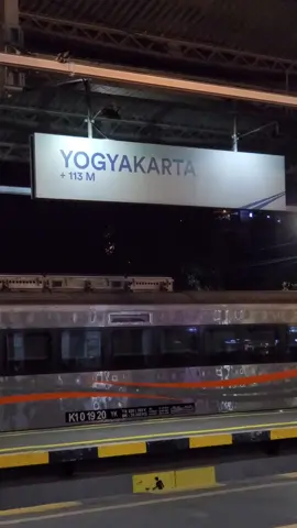 Bisa dipakek buat story ni. Lg di stasiun yogyakarta #mentahanvideo #prank #trip #traveling #yogyakarta 