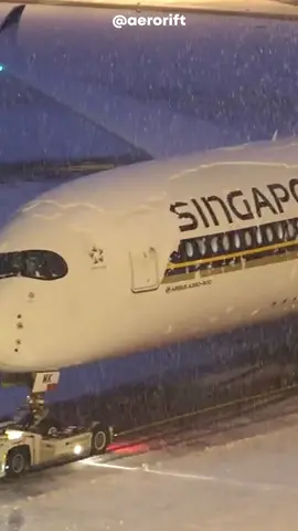 Christmas Vibes ❄️🎄 #aviation #airplanes #flight #edit #fyp #wow #boeing #airbus #planespotting #plane 