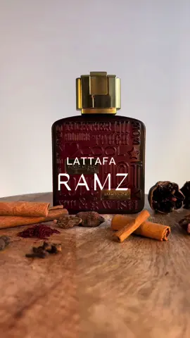 RAMZ av Lattafa är inte bara en doft, det är en upplevelse som tar dina sinnen på en resa av förförelse och elegans. Med sina livliga toppnoter av citrusfrukter och den förtrollande blandningen av blommor och träiga element skapar RAMZ en doftsignatur som är lika unik som du är. Var redo att väcka uppmärksamhet och lämna ett oförglömligt intryck varje gång du bär denna distinkta doft. Upplev konsten att lukta gott och förföra dina omgivningar med RAMZ av Lattafa – din nyckel till en tidlös doft. #lattafa #ramzlattafa #parfum #lattafaperfume #fypシ 