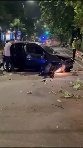 Kalo mabuk lebih baik menepi dulu wirr biar nggak merugikan diri sendiri dan orang lain ..  .  .  Kronologi : salah satu kendaraan yang di bawa oleh pemabuk ini ingin mendahului kendaraan yang ada di depannya, namun naas kendaraan saling bersenggolan hingga terlibat kecelakaan..  Tidak ada korban Jiwa  TKP : JL. Bubutan  Minggu, 12 November 2023 .  .  #pemadamkebakaran #surabaya 