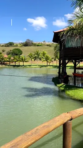 Você também moraria aqui? 📹 @casaldositio🙏🏻🙌🏻 #fazenda #sitio #rancho #casademadeira #lagoa