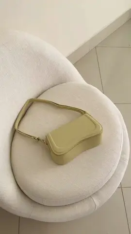 toda a perfeição da bolsa naomi em um lookinho. 🔥 disponível também nas cores verde, marrom, preto e off-white.  ornobags.com.br  . r$189 #unboxing #fashionista #Lifestyle #trend #estilo #moda #minimalism #minimalist #style #fashion #influencer #bags #ornobags #bolsas #dicas #look #looks #acessorios #bolsa #mimhaorno 