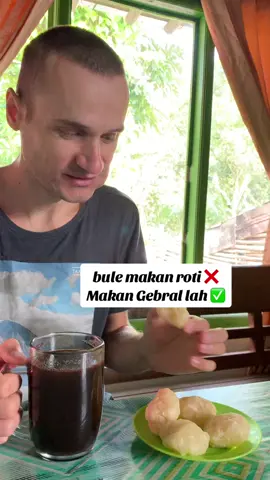 Dia bikin kopi sendiri, kopi 1 sachet airnya setoren😭😭😭😭