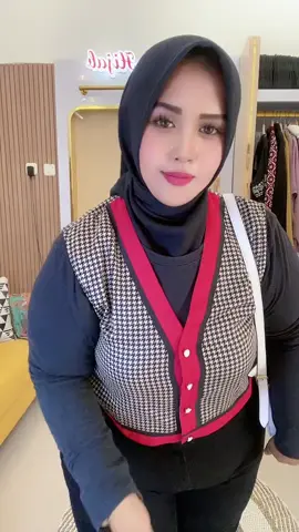 hayu bestie yang mau belanja baju, kerudung, celana, dll tersedia lengkap di @hijab@Hinda Hijab Official harga terjangkau di jamin ga bikin dompet kalian kering deh, selain harga nyah terjangkau model dan bahan nyah bagus2 loh, tersedia ukuran S, M, L, dan XxL yuk cusss buruan cek out di Shopee juga ada ya 👍👍👍