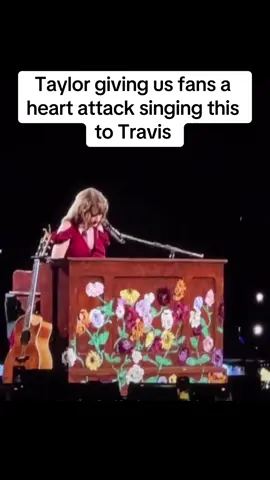 The reaction from the audience is everything and more @Taylor Swift @Travis Kelce #endgame #erastour #night2 #argentina #biggestfan #traviskelce #kiss 