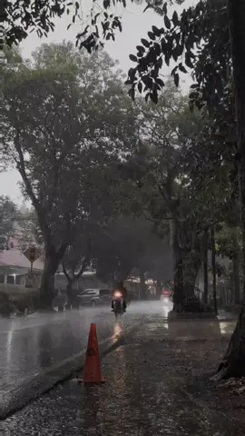 #CapCut udh mulai masuk musim hujan nih keknya #rainvibes #stan #templatecapcut #fouryou #lewatberanda #fyp #xybca #mfproject 