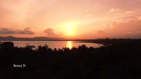 Danau sentani di sore hari, kampung ifar besar#wisatasentani #danausentani #sunsetsentanijayapura #wisatapapua #shotdrone 